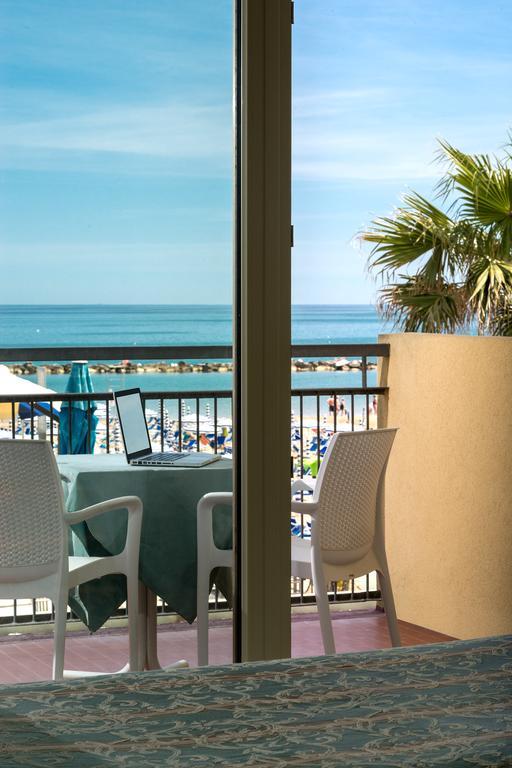 Hotel Belsoggiorno Cattolica Exteriör bild
