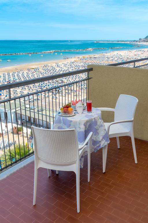 Hotel Belsoggiorno Cattolica Exteriör bild